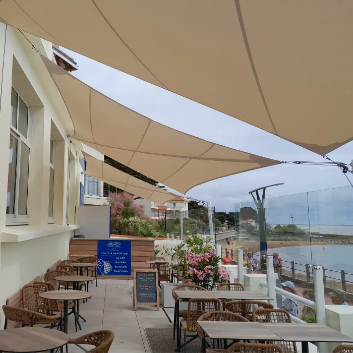 voile d'ombrage devanture hôtel